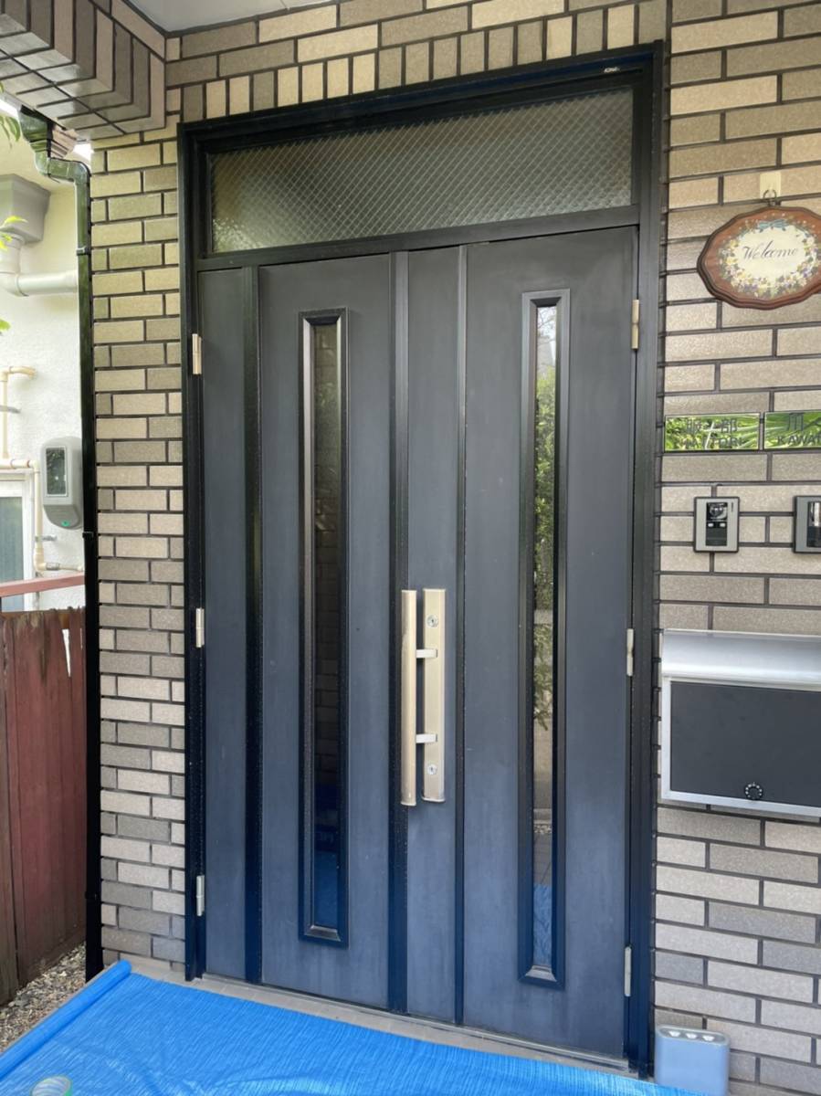リフォームショップミナトの施工例：二世帯住宅玄関ドアの施工前の写真1