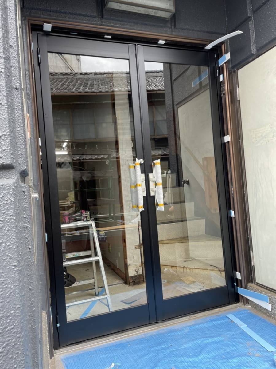リフォームショップミナトの施工例：玄関引戸～両開きドアへの施工後の写真1