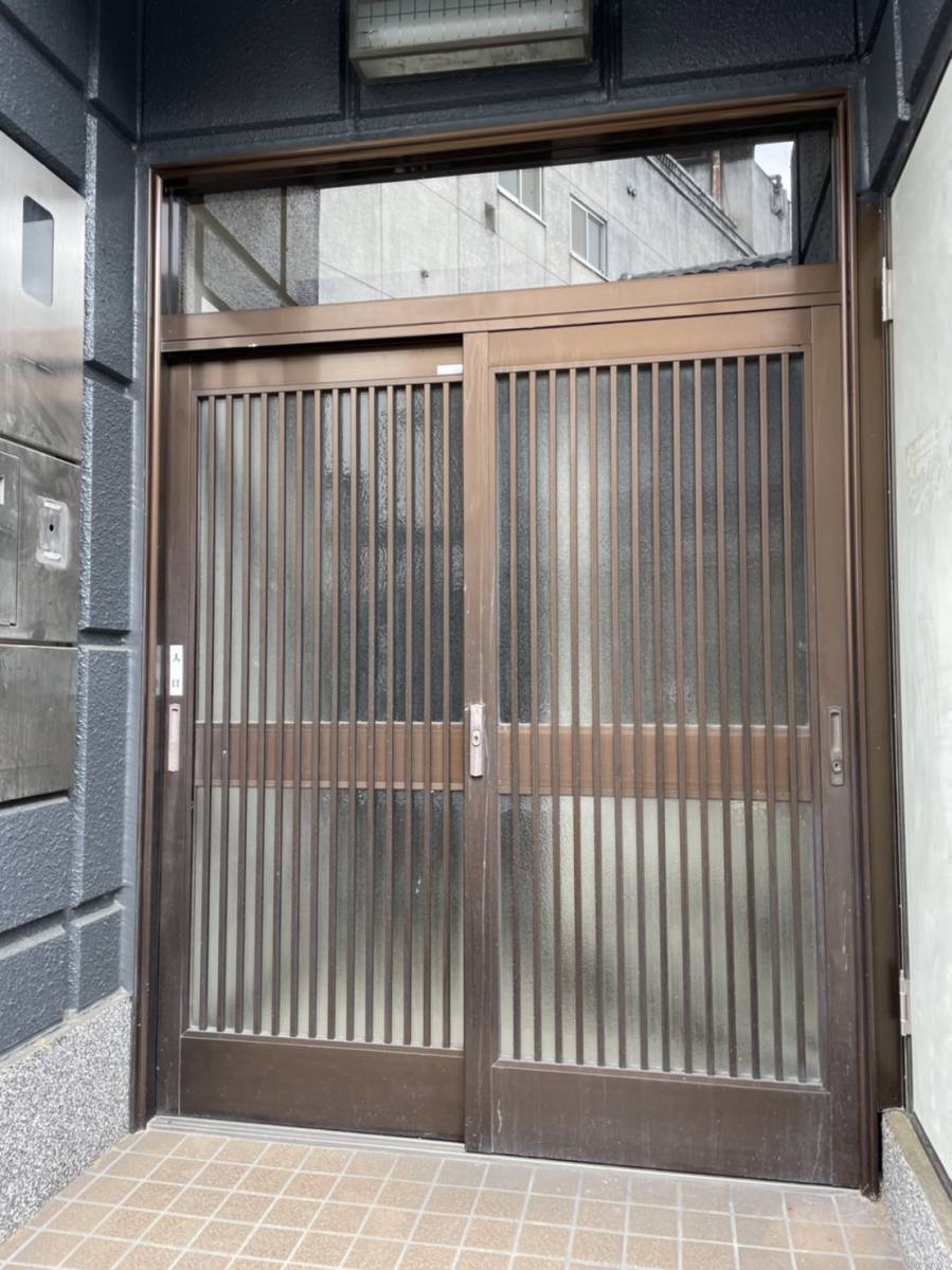 リフォームショップミナトの施工例：玄関引戸～両開きドアへの施工前の写真1