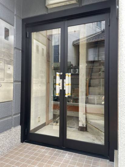 リフォームショップミナトの施工例：玄関引戸～両開きドアへ施工事例写真1