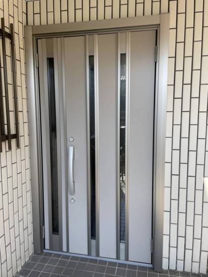 リフォームショップミナトの施工例：リシェント玄関ドア３　断熱仕様ｋ４手動親子Ｒ　Ｍ２４型ＡＫ施工事例写真1