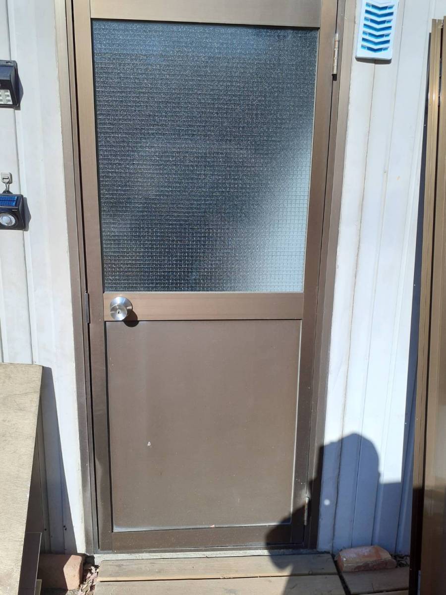 リフォームショップミナトの防犯対策　勝手口ドア　の施工前の写真1