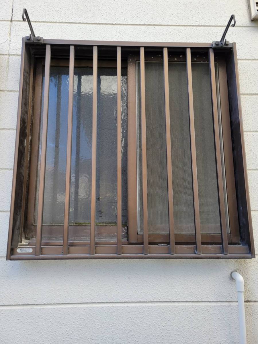 リフォームショップミナトのオリジナルカバー工事　浴室　窓　外窓カバーで補助金対応商品の施工前の写真1
