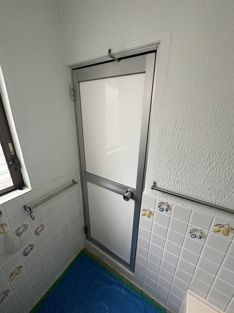 リフォームショップミナトの施工例　浴室ドアの施工前の写真1