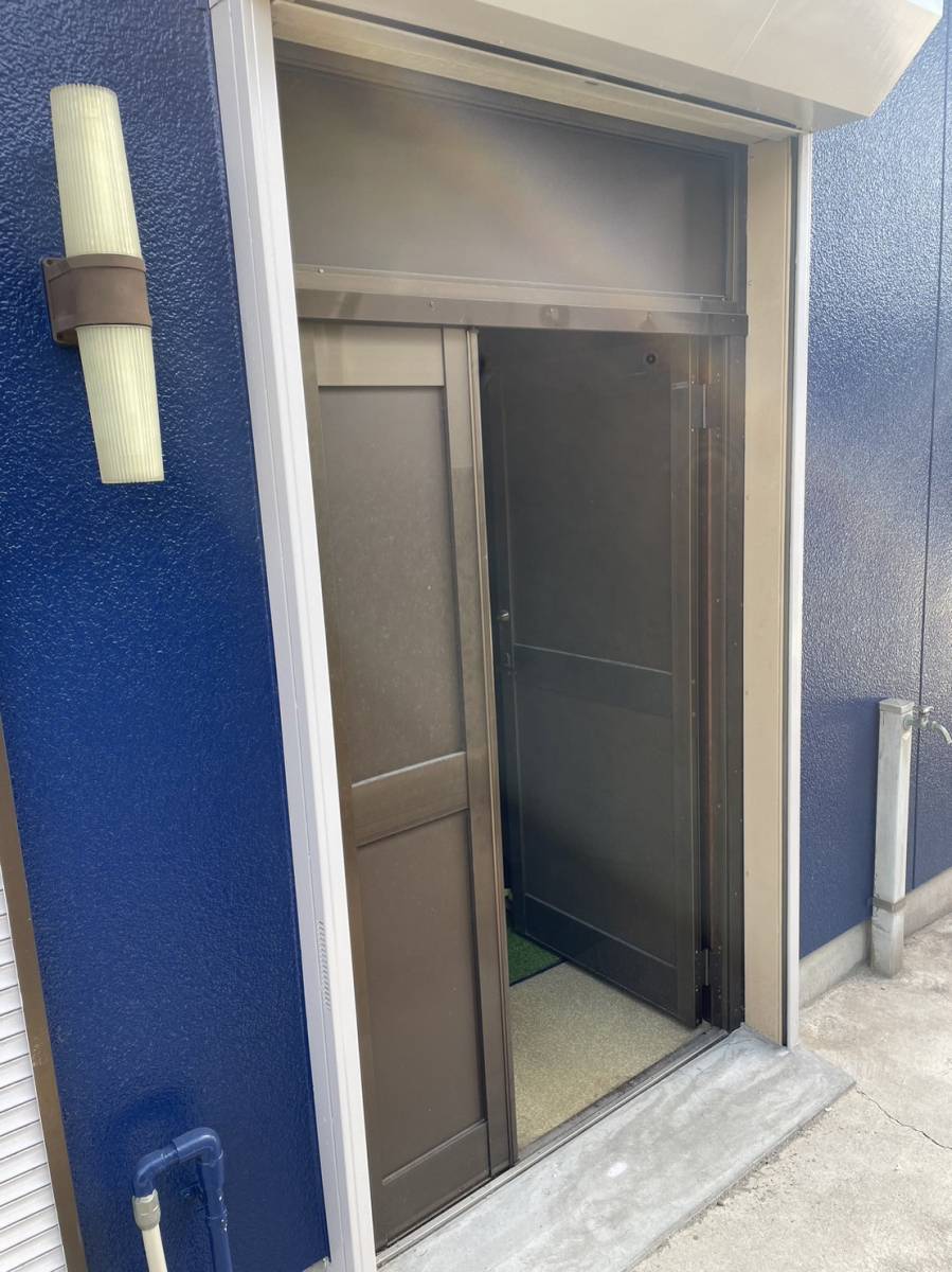 リフォームショップミナトの施工例　リシェント玄関ドアの施工前の写真1
