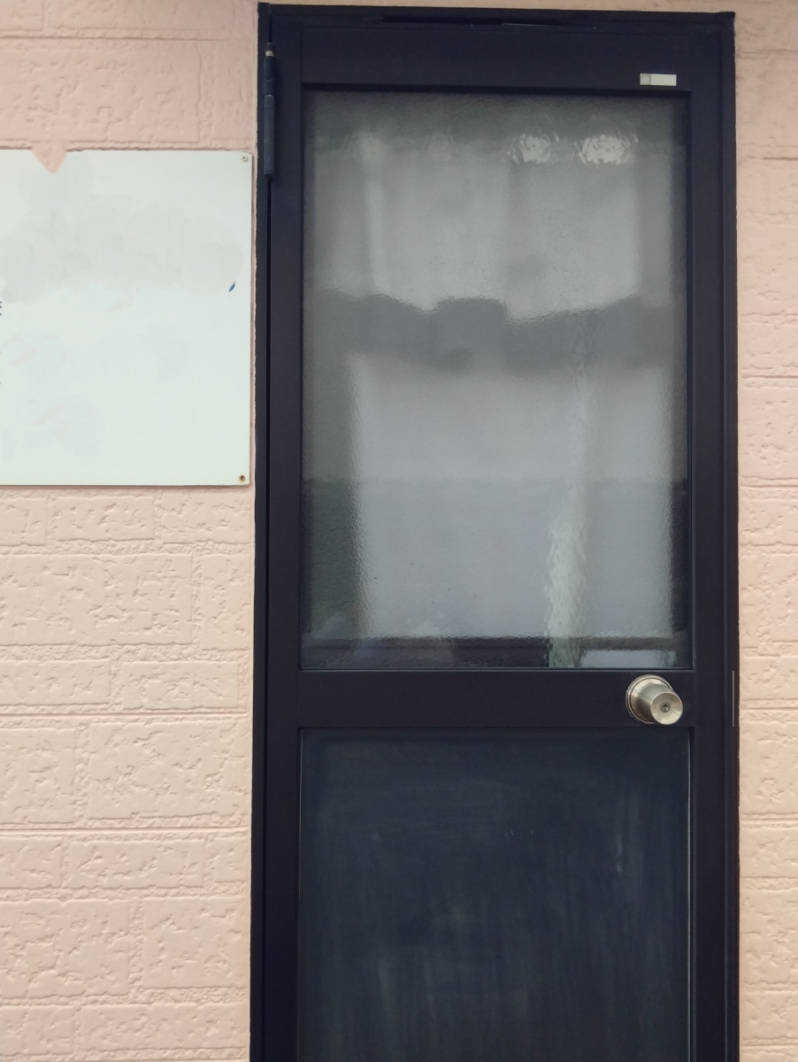リフォームショップミナトの施工例　勝手口ドアの施工前の写真1