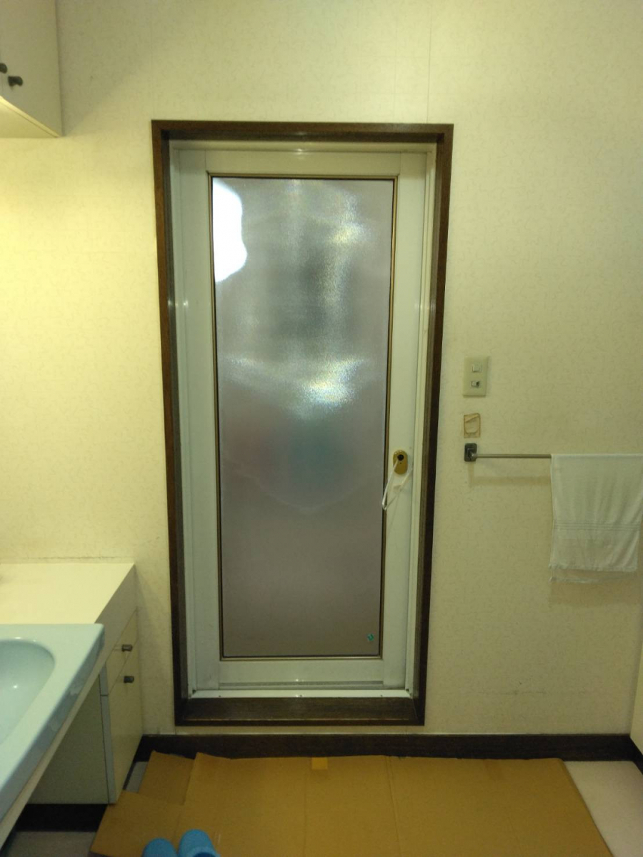リフォームショップミナトの施工例　浴室のドアの施工前の写真1