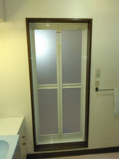 リフォームショップミナトの施工例　浴室のドア施工事例写真1