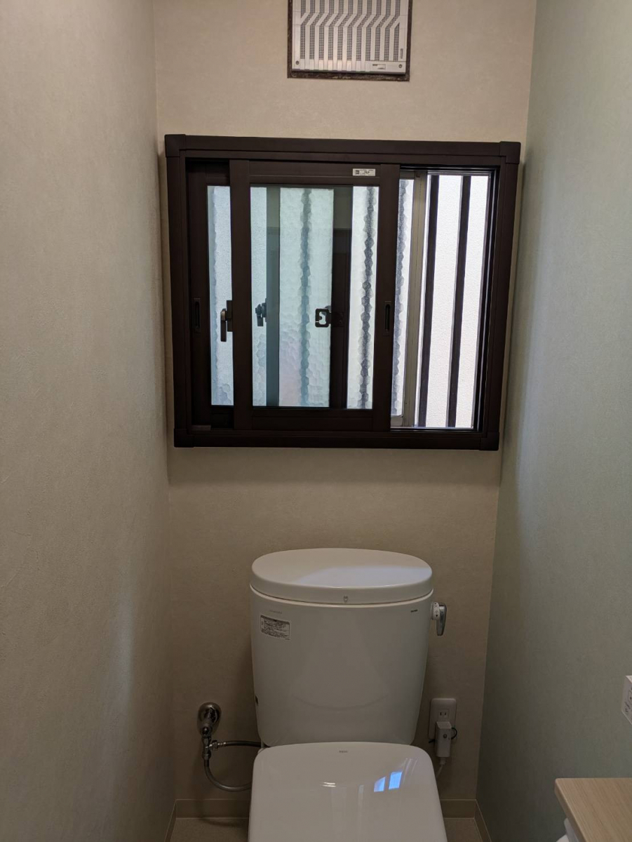 リフォームショップミナトのトイレの窓にインプラスで快適・安心な空間に!の施工後の写真1