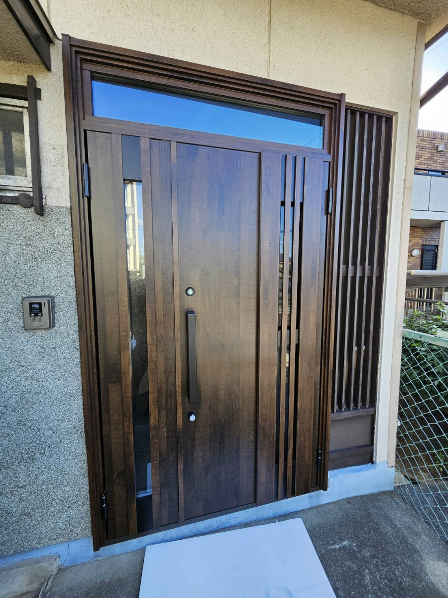 リフォームショップミナトの玄関ドアをリシェントで一新!重厚感と防犯性アップのリフォームの施工後の写真1