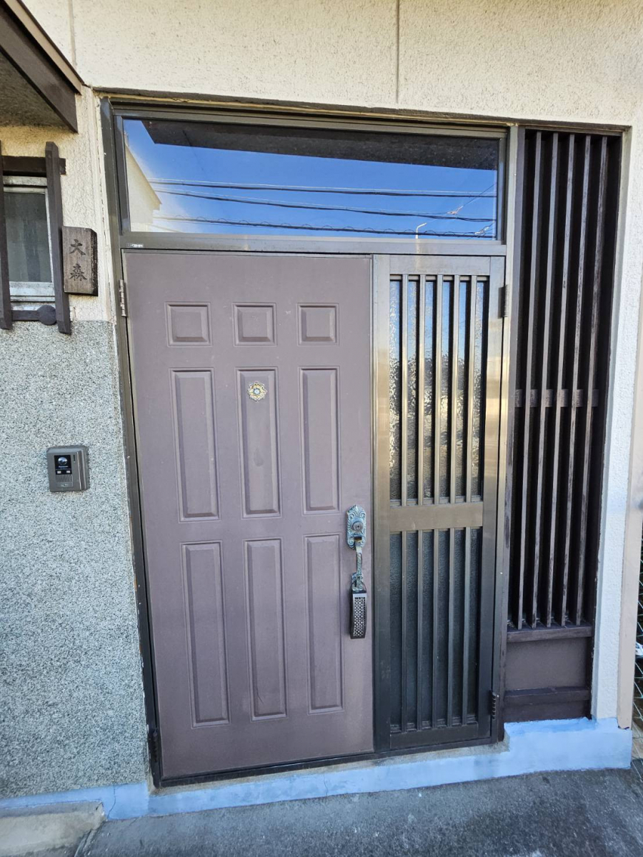 リフォームショップミナトの玄関ドアをリシェントで一新!重厚感と防犯性アップのリフォームの施工前の写真1