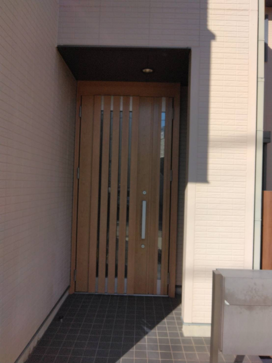 リフォームショップミナトの木製ドアから一新！明るくスタイリッシュな玄関への施工後の写真1