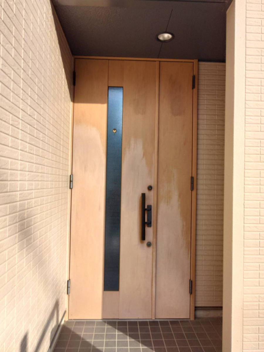 リフォームショップミナトの木製ドアから一新！明るくスタイリッシュな玄関への施工前の写真1