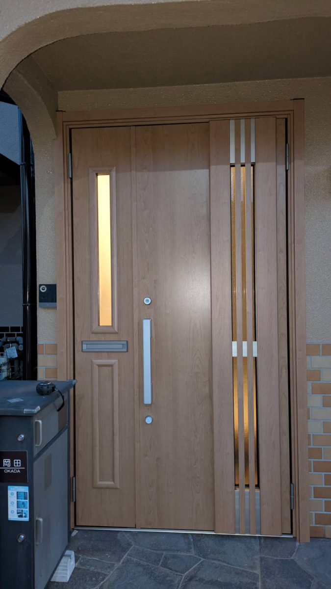 リフォームショップミナトの玄関の印象を一新！リシェントで明るく安心な玄関への施工後の写真1