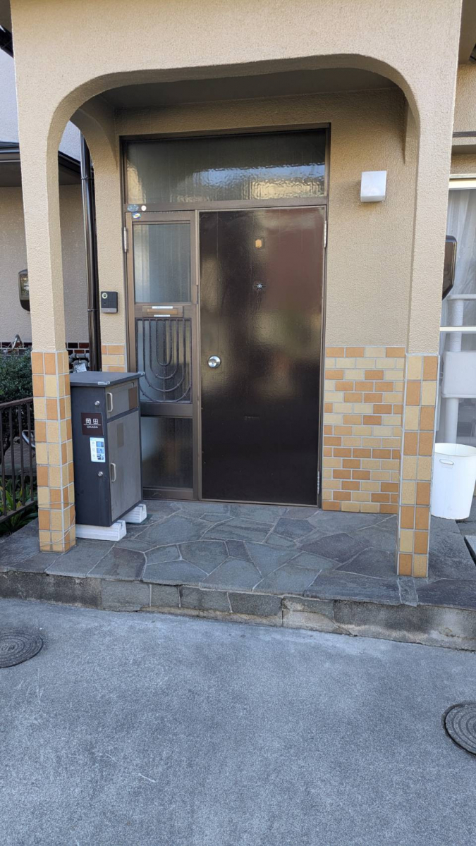 リフォームショップミナトの玄関の印象を一新！リシェントで明るく安心な玄関への施工前の写真1
