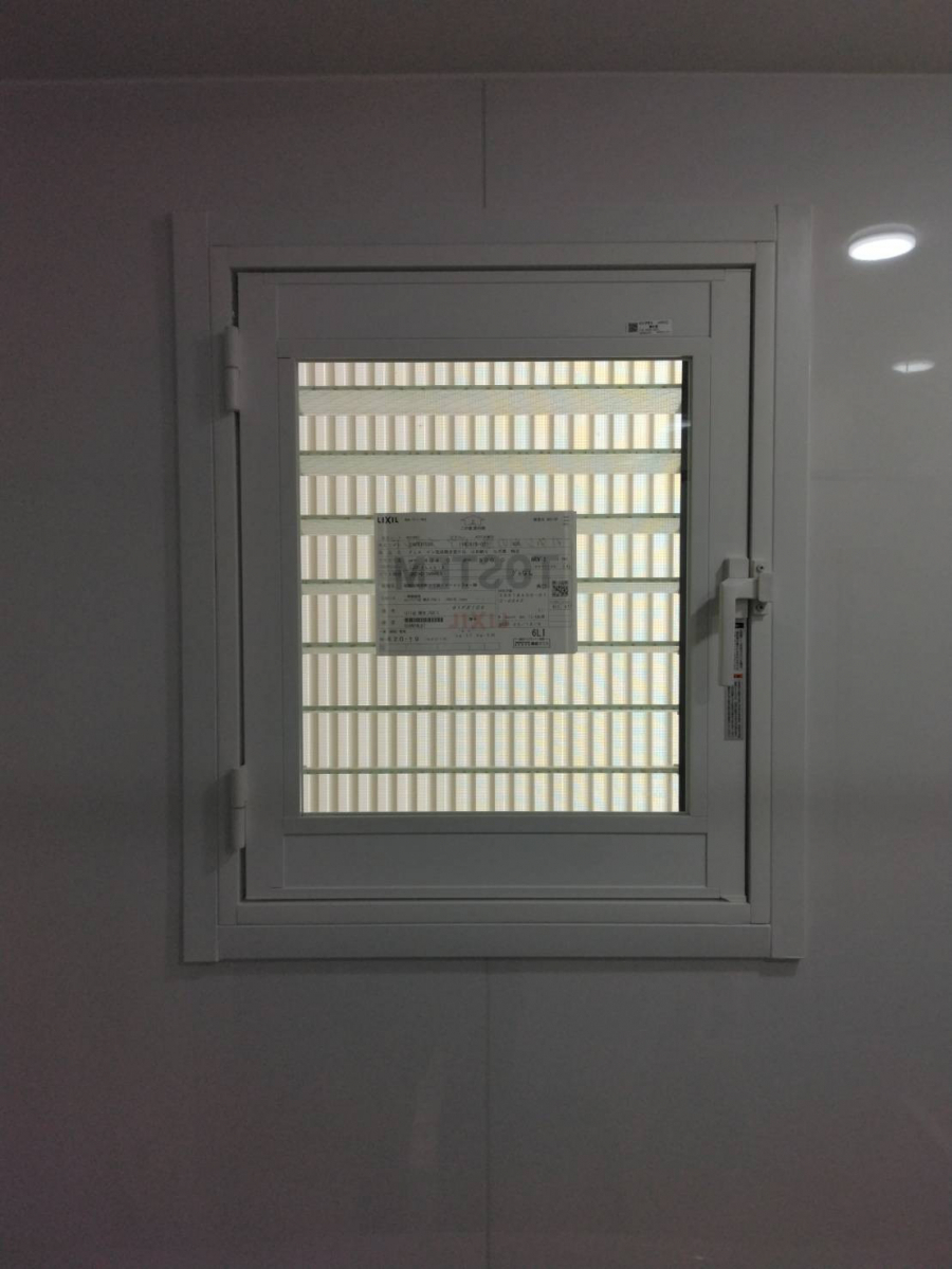 リフォームショップミナトの洗面所の冷え対策に内窓「インプラス」の施工後の写真1