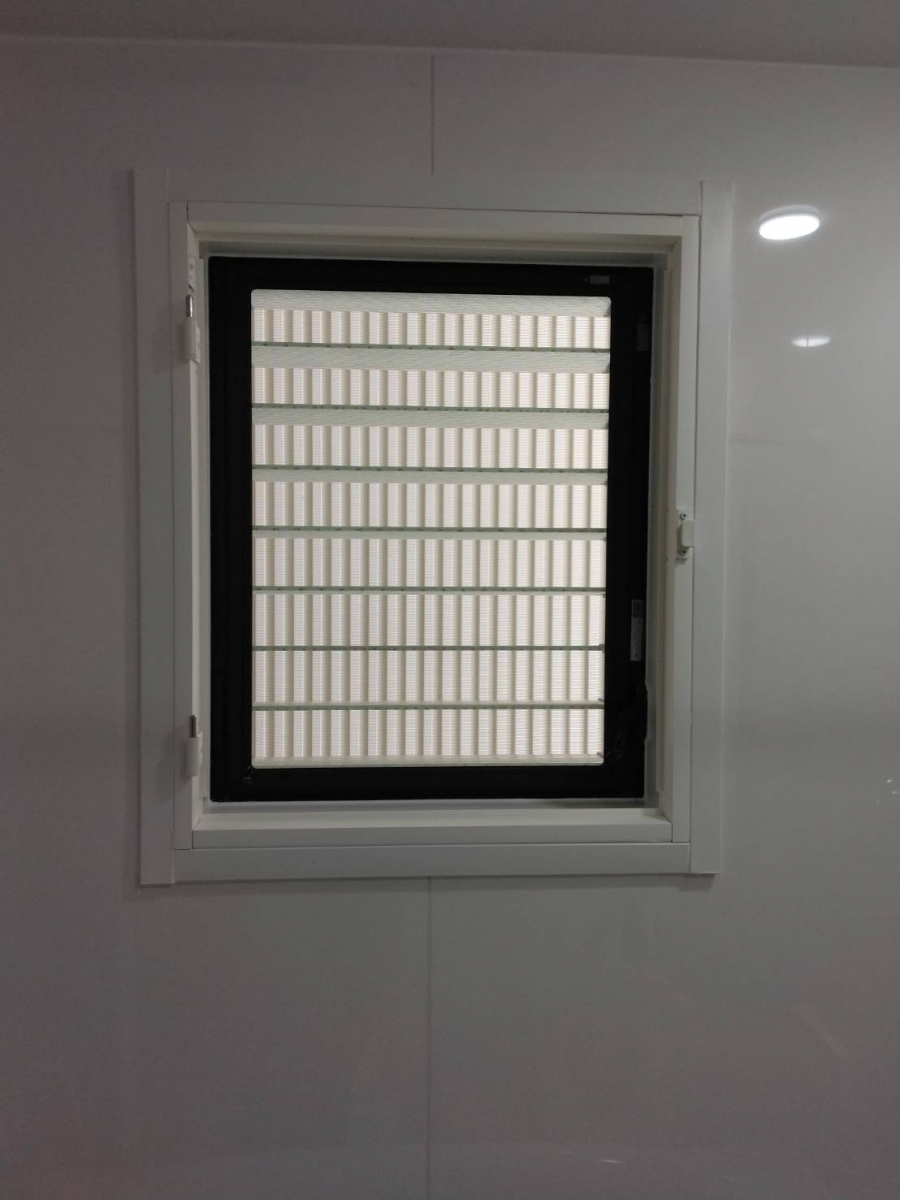 リフォームショップミナトの洗面所の冷え対策に内窓「インプラス」の施工前の写真1