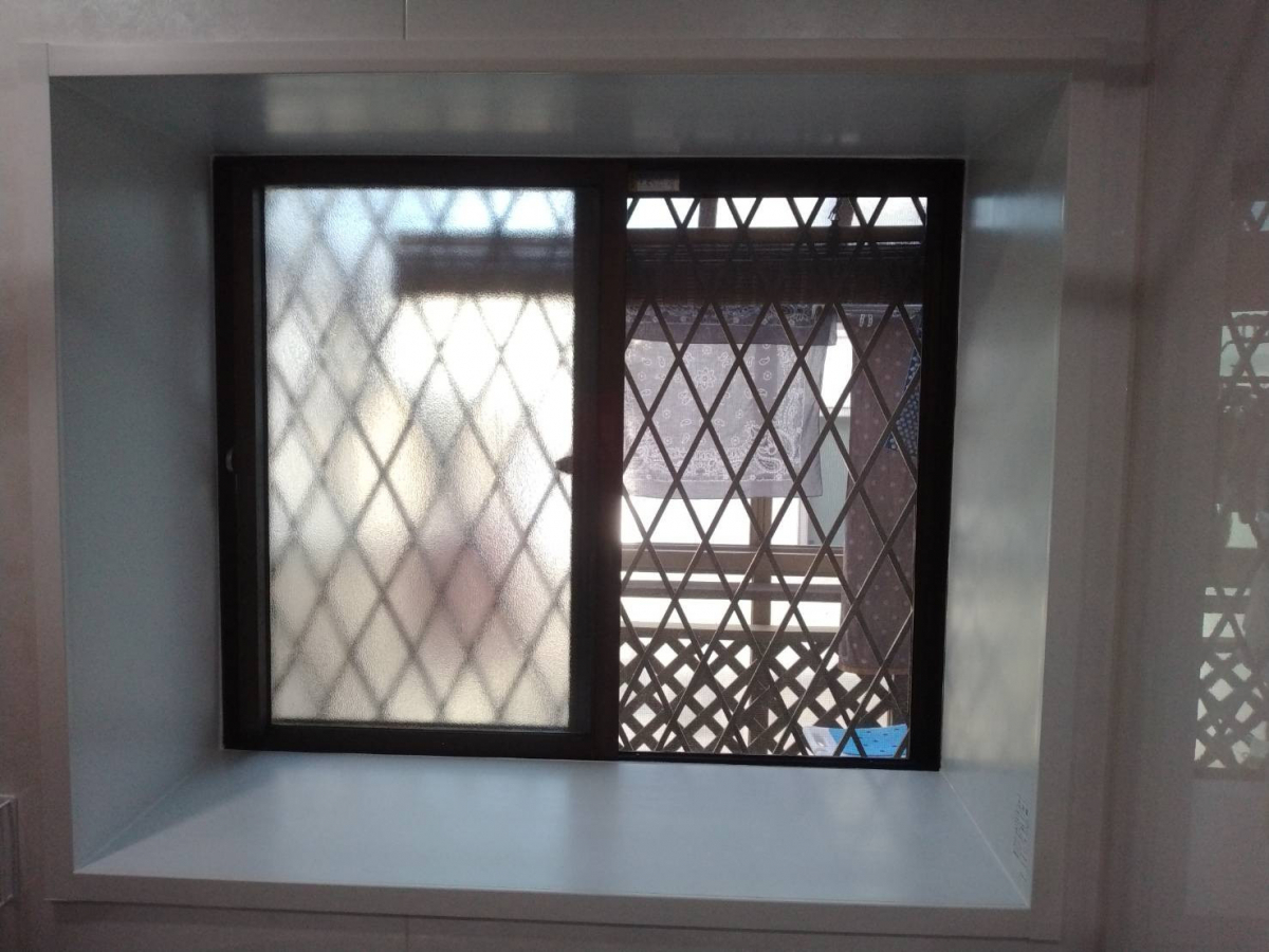 リフォームショップミナトの内窓インプラスで断熱・防音・防犯対策の施工前の写真1