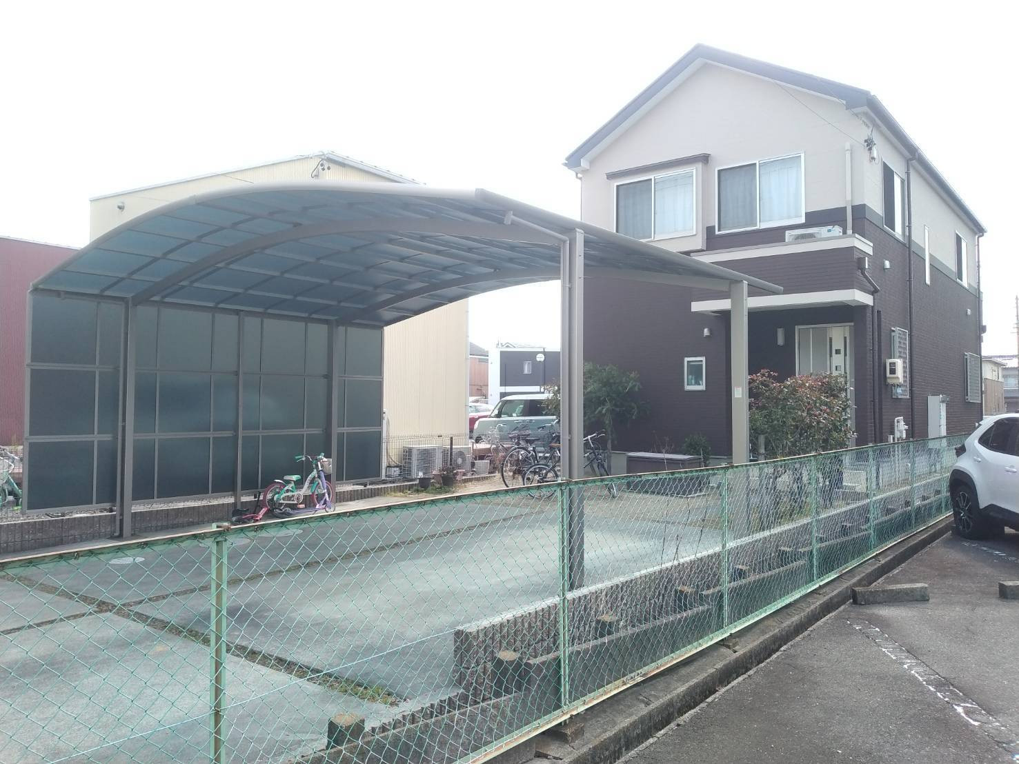 リフォームショップミナトのカーポート ネスカ設置で快適な駐車スペースにの施工後の写真1