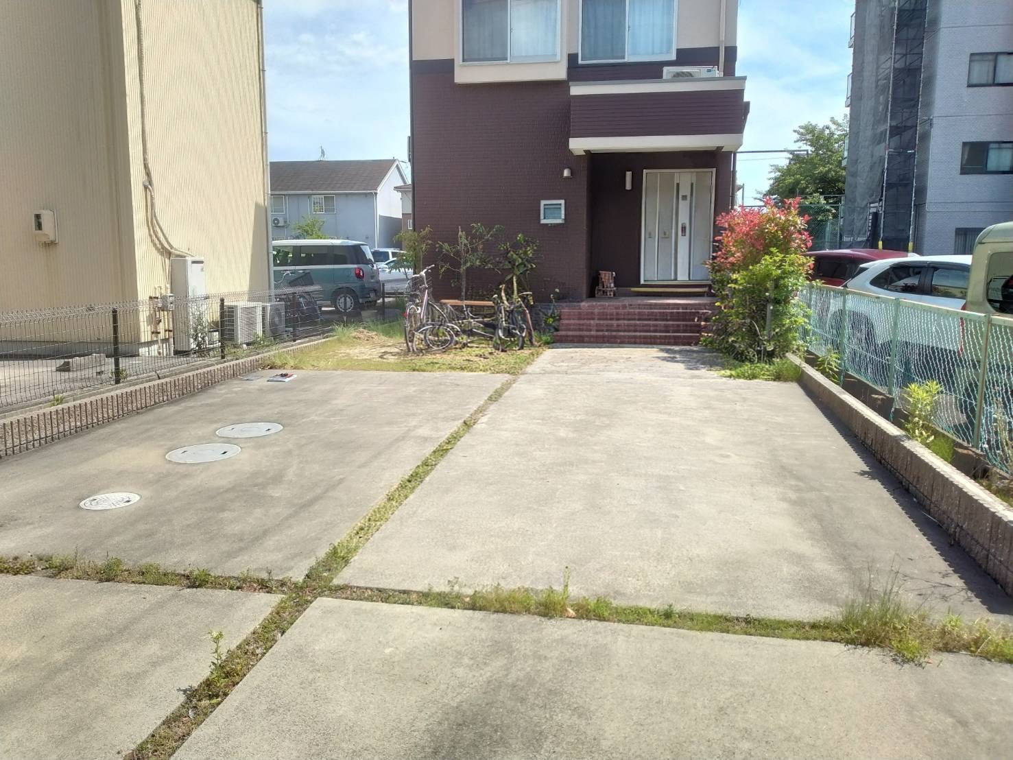 リフォームショップミナトのカーポート ネスカ設置で快適な駐車スペースにの施工前の写真1