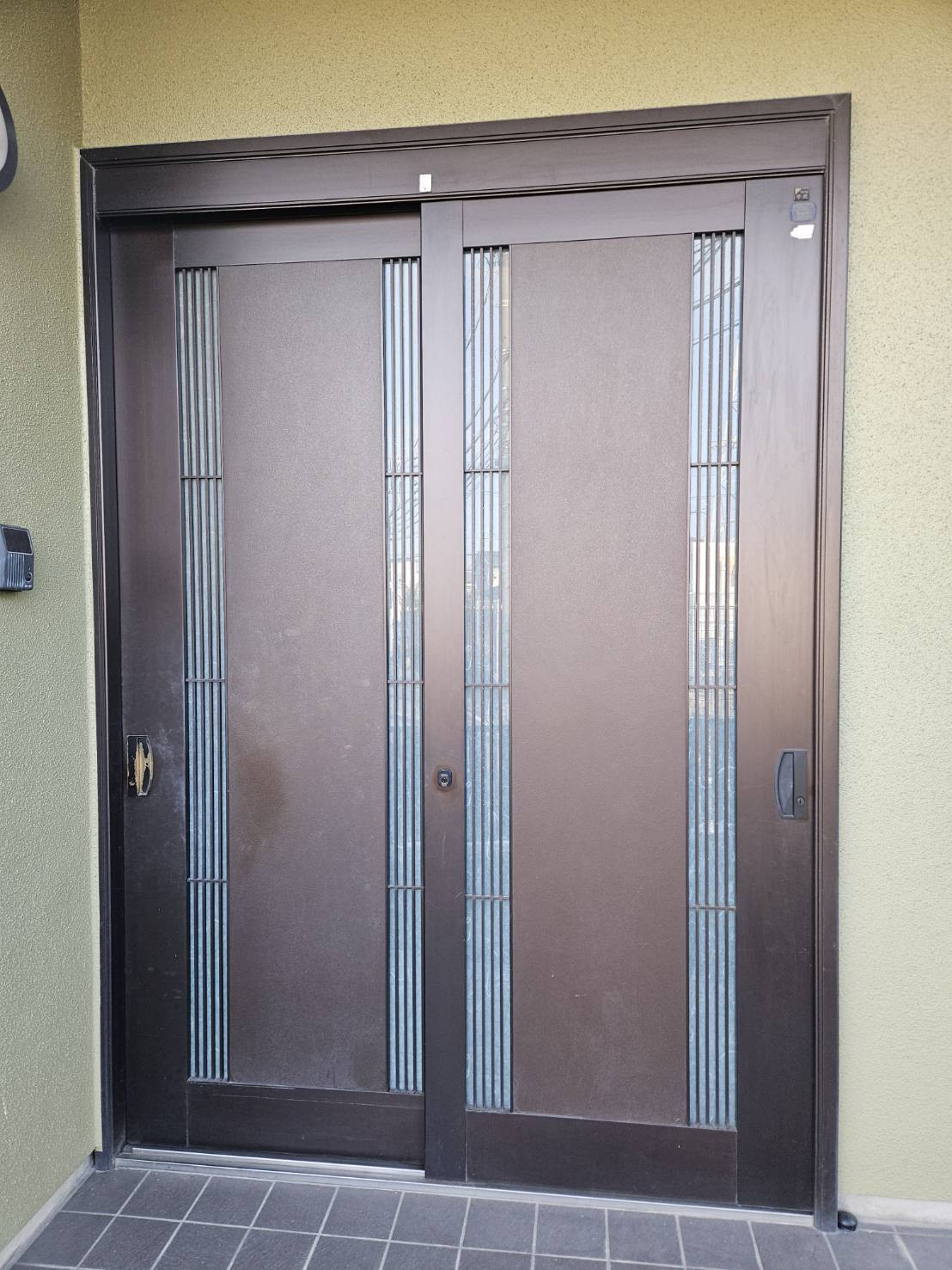 リフォームショップミナトの引き戸から両開きドアへ✨重厚感アップの玄関リフォームの施工前の写真1