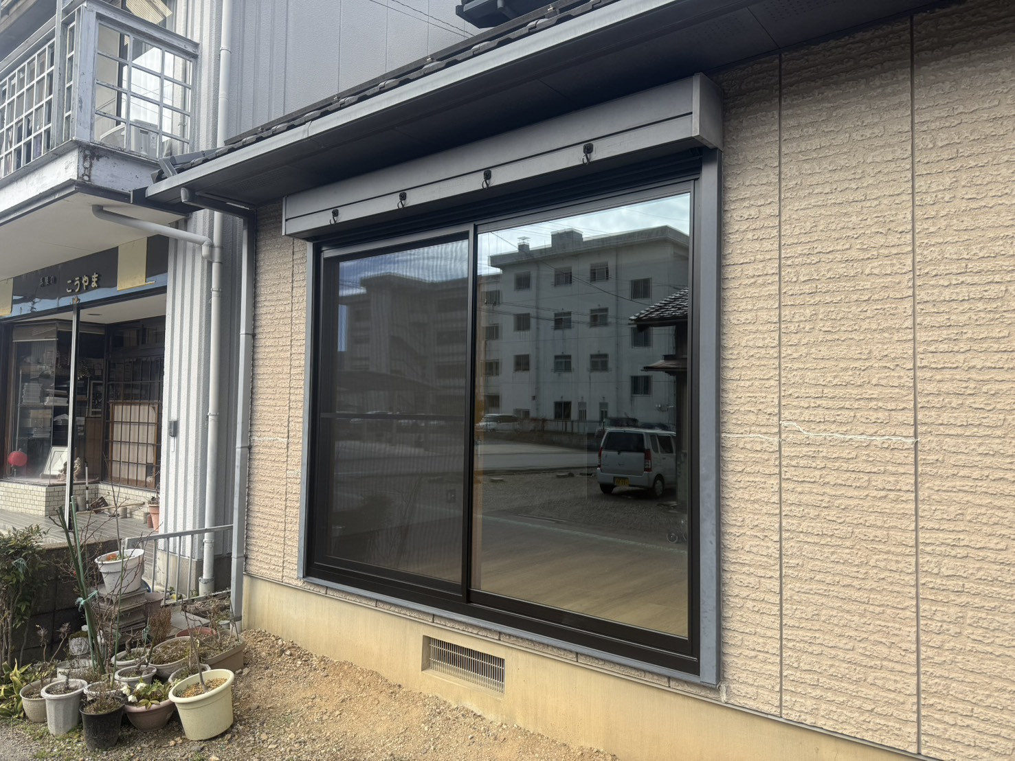 リフォームショップミナトの大きな窓をリフレッシュ！リプラスで断熱＆快適空間への施工後の写真1