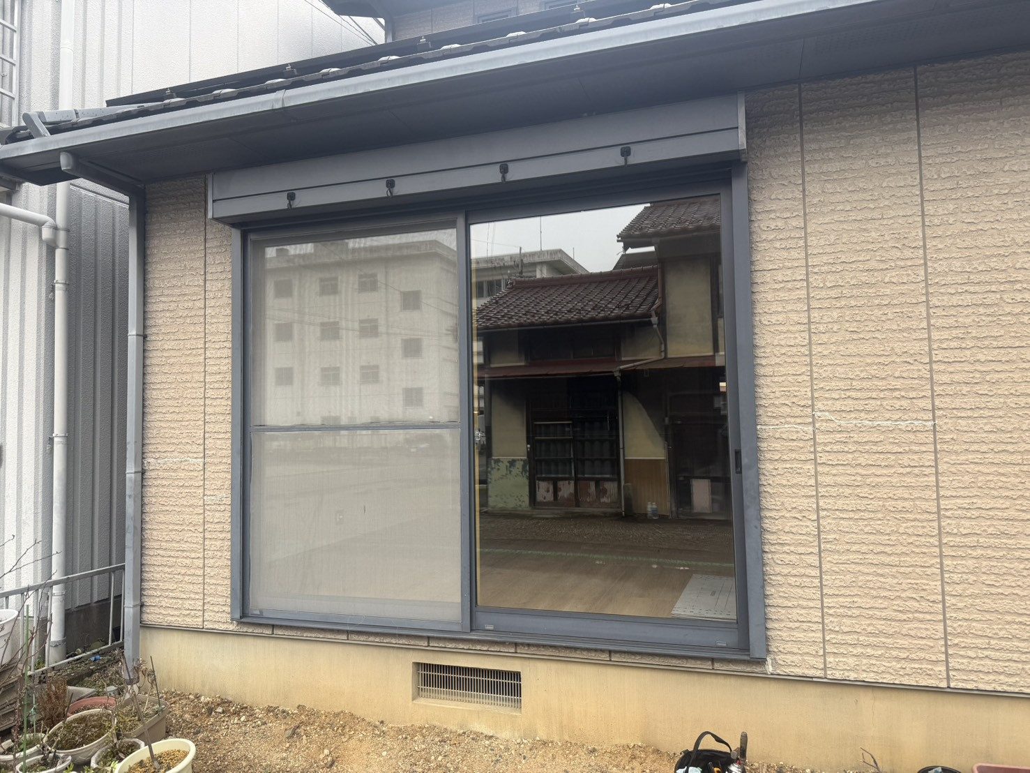 リフォームショップミナトの大きな窓をリフレッシュ！リプラスで断熱＆快適空間への施工前の写真1