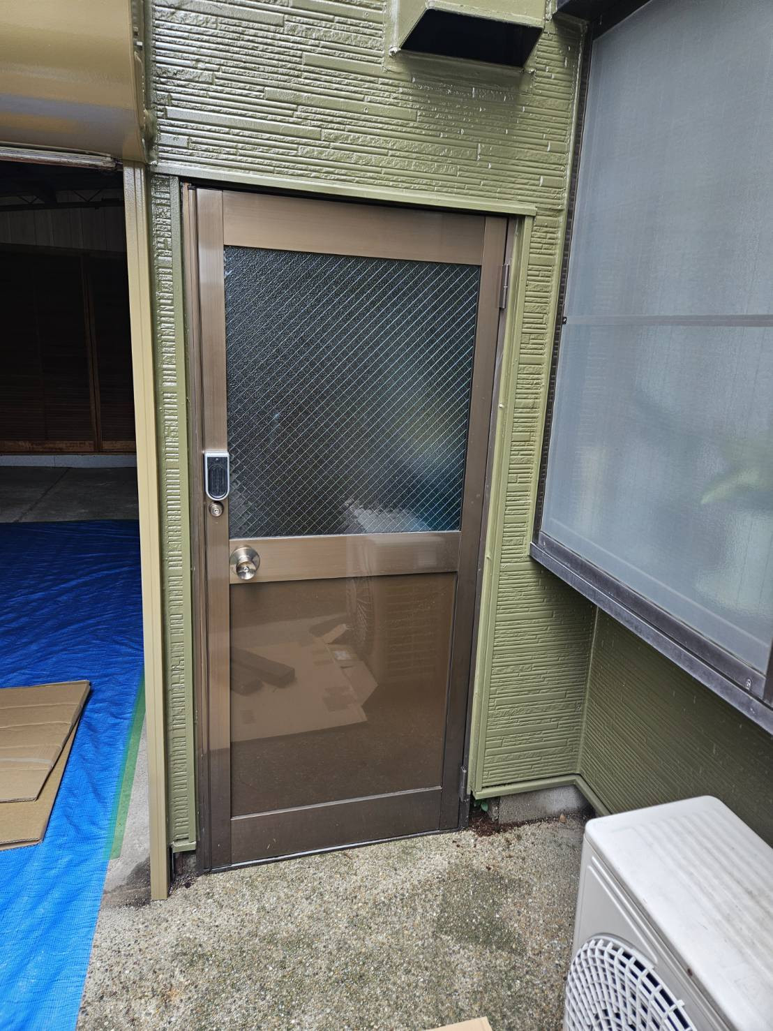 リフォームショップミナトの勝手口ドアの交換施工例の施工前の写真1