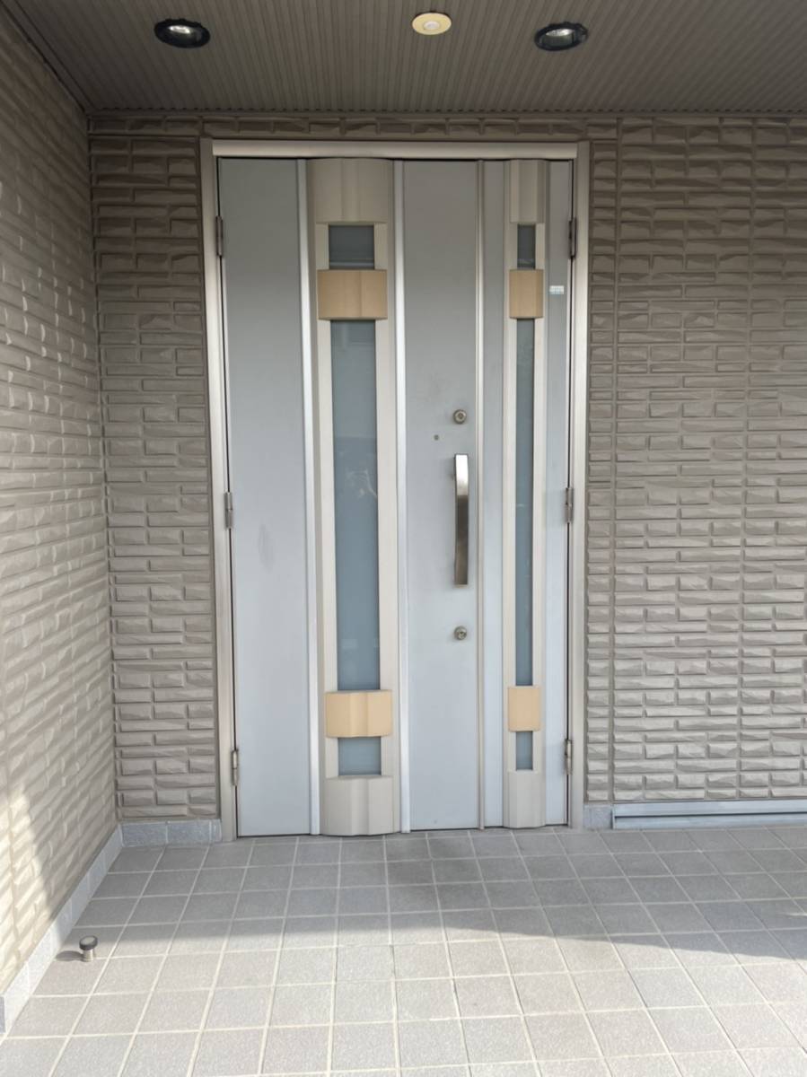リフォームショップミナトの玄関ドア　リフォーム　の施工前の写真1