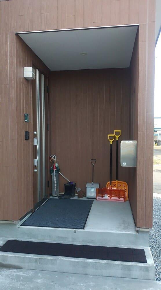 五城目トーヨー住器 能代店の風除室の施工事例の施工前の写真1