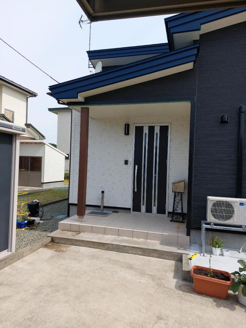 五城目トーヨー住器 能代店の風除室の施工前の写真1
