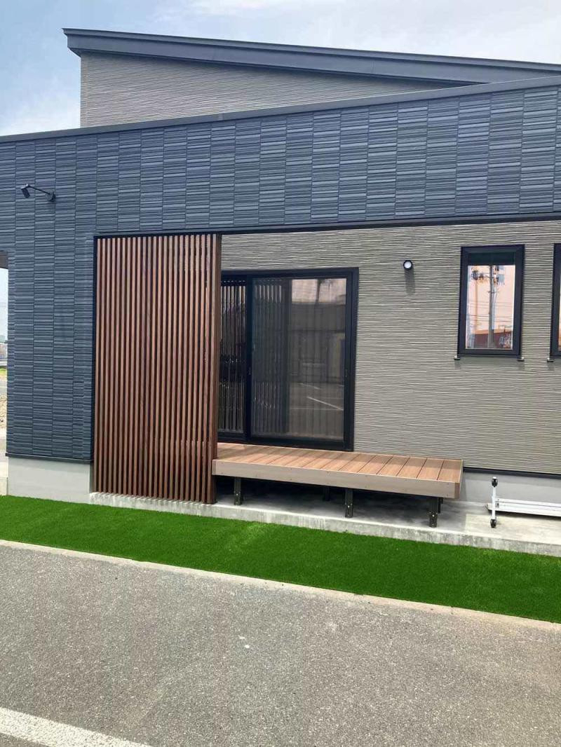 五城目トーヨー住器 能代店のウッドデッキ及びコートラインの施工後の写真1