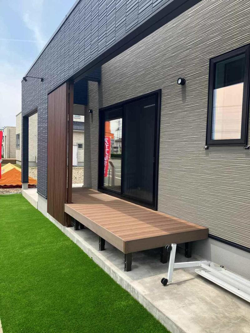 五城目トーヨー住器 能代店のウッドデッキ及びコートラインの施工後の写真2