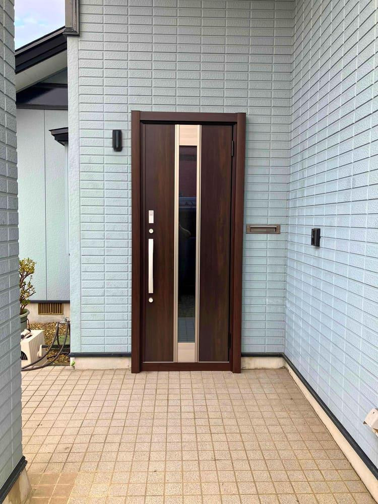 五城目トーヨー住器 能代店の玄関ドア「リシェント」工事の施工後の写真1