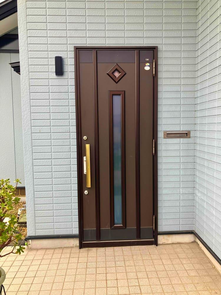 五城目トーヨー住器 能代店の玄関ドア「リシェント」工事の施工前の写真1