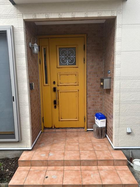 五城目トーヨー住器 能代店のお家の顔(玄関)をお色直しの施工前の写真1