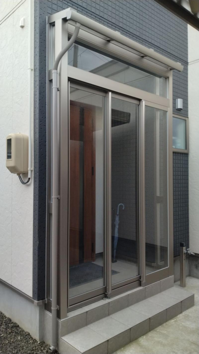 五城目トーヨー住器 能代店の風除室取り付け工事の施工後の写真1