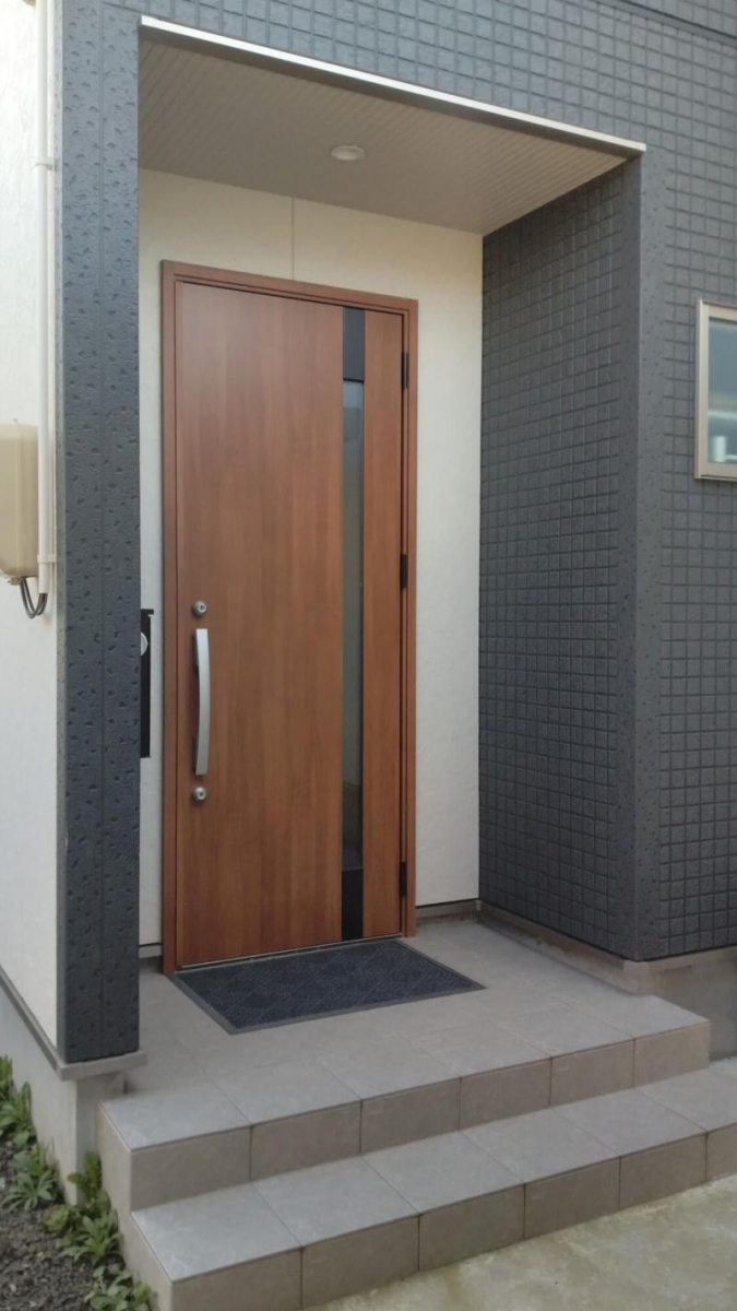 五城目トーヨー住器 能代店の風除室取り付け工事の施工前の写真1