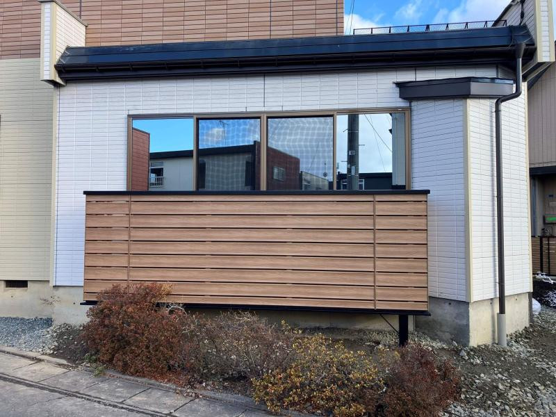 五城目トーヨー住器 能代店の素材感にこだわった美しく個性的な外観にの施工後の写真1