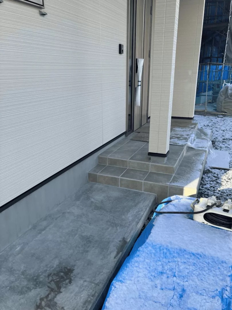 五城目トーヨー住器 能代店の冬もこれで安心。歩行補助手すりの施工前の写真1