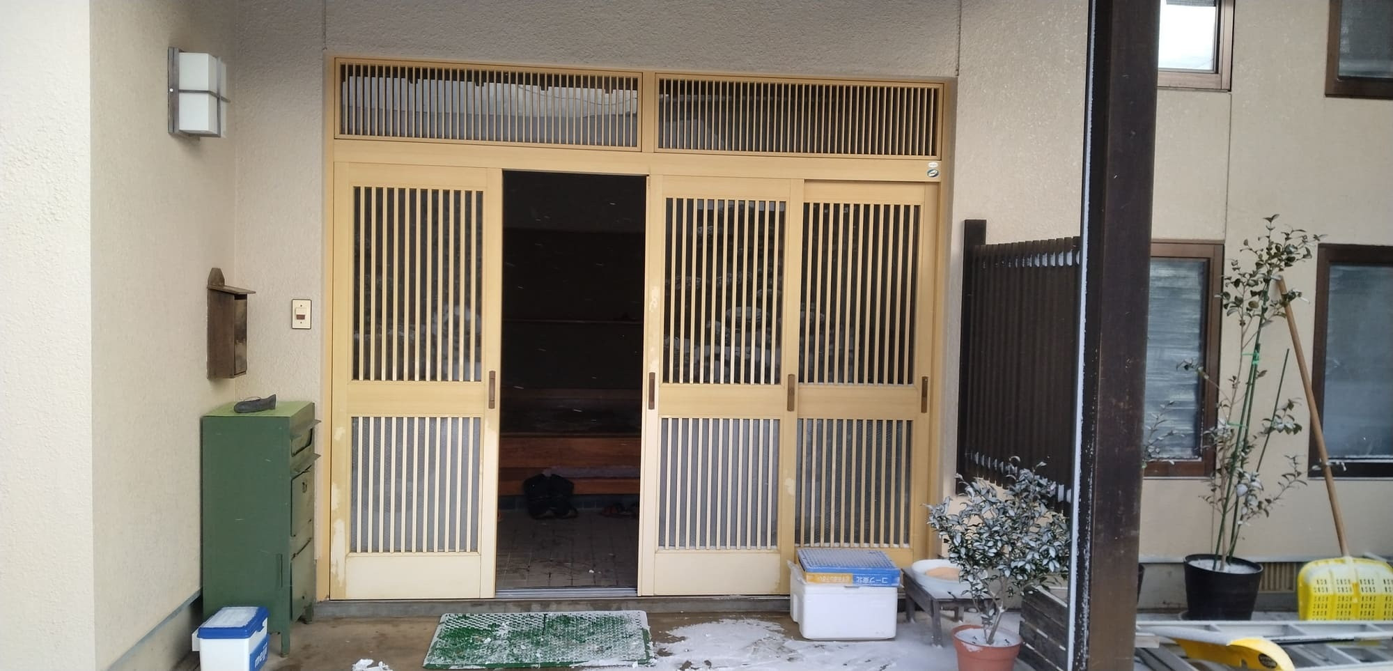 五城目トーヨー住器 能代店の和風玄関引戸をリシェントで断熱性能もレベルアップ！の施工前の写真1