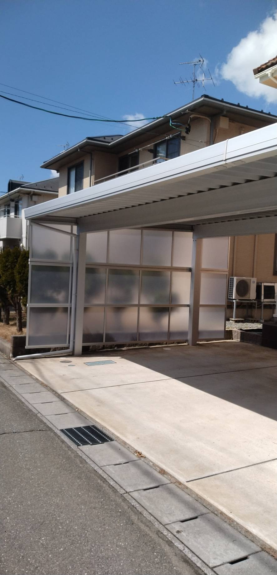 五城目トーヨー住器 能代店のカーポートサイドスクリーン工事の施工後の写真1