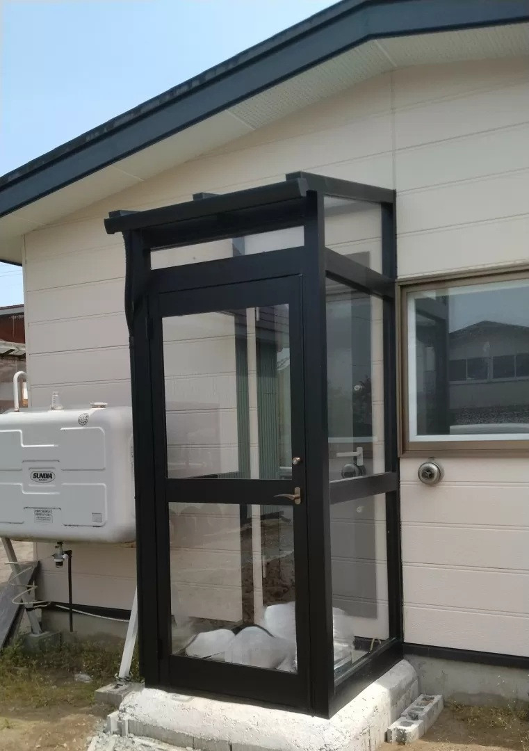 五城目トーヨー住器 能代店の勝手口　風除室工事の施工後の写真1