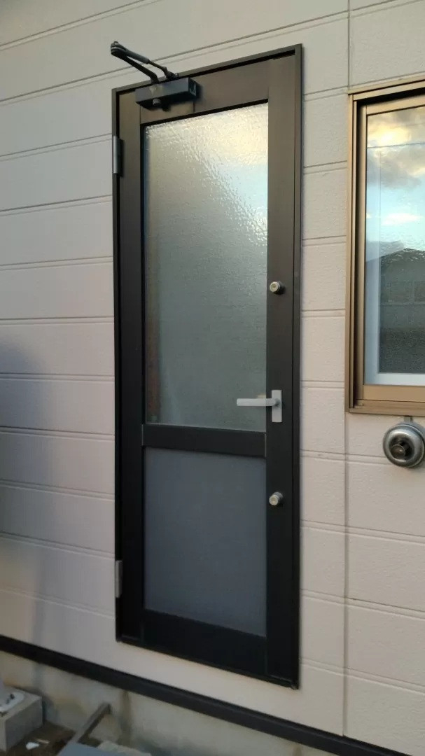 五城目トーヨー住器 能代店の勝手口　風除室工事の施工前の写真1
