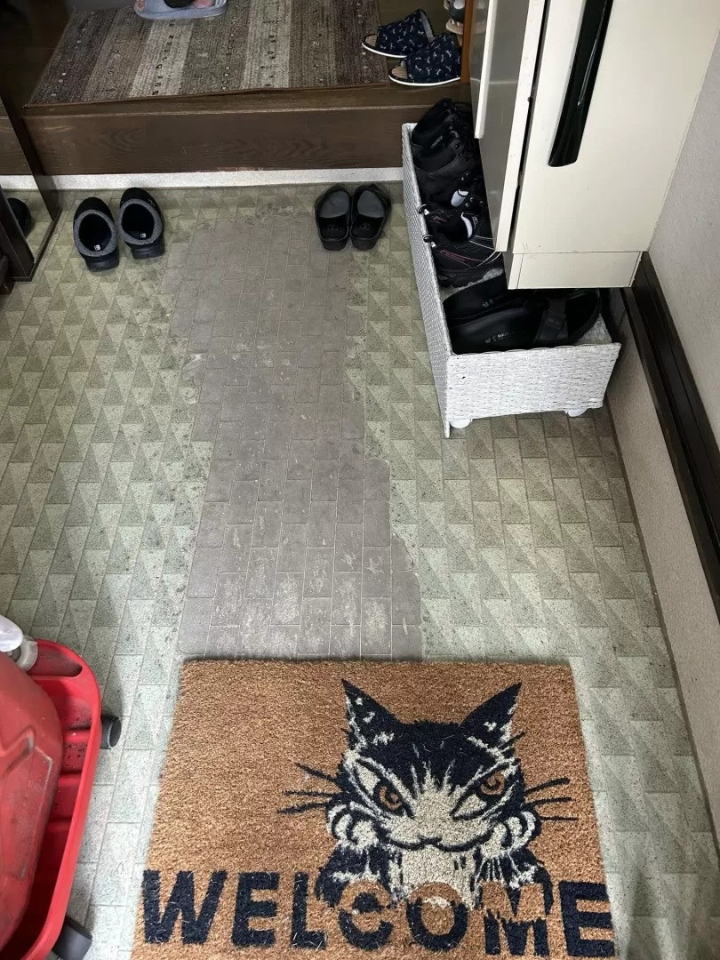 五城目トーヨー住器 能代店の玄関の床をリフォームしました！の施工前の写真1