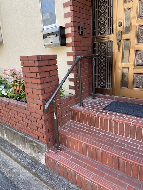 イワセトーヨー住器のさいたま市で玄関前に手すりを取付ました。/LIXILグリップラインの施工後の写真1