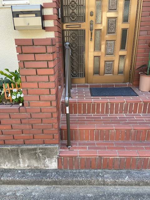 イワセトーヨー住器のさいたま市で玄関前に手すりを取付ました。/LIXILグリップラインの施工後の写真2