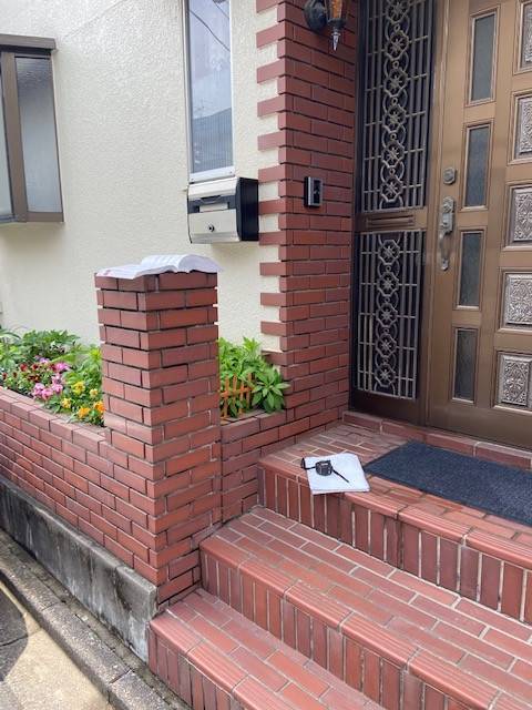 イワセトーヨー住器のさいたま市で玄関前に手すりを取付ました。/LIXILグリップラインの施工前の写真1
