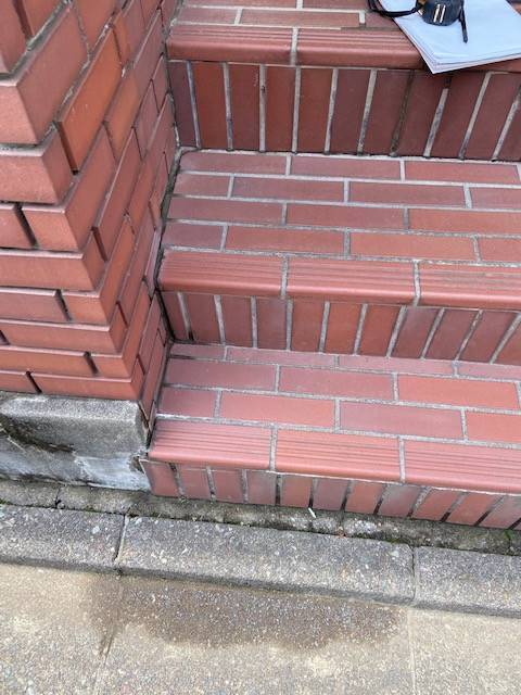 イワセトーヨー住器のさいたま市で玄関前に手すりを取付ました。/LIXILグリップラインの施工前の写真2