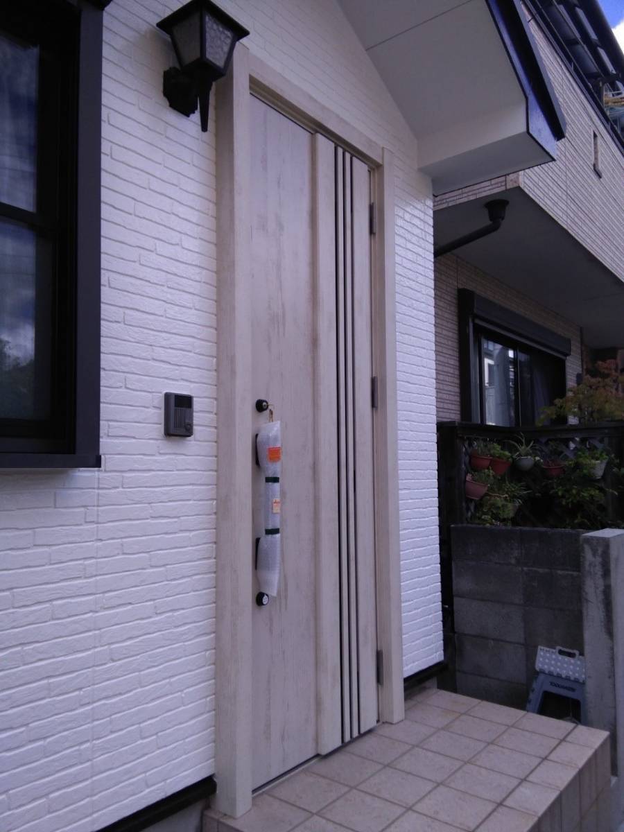 イワセトーヨー住器のさいたま市南区で玄関ドアを交換しました/リシェント玄関ドア/リクシルの施工後の写真1